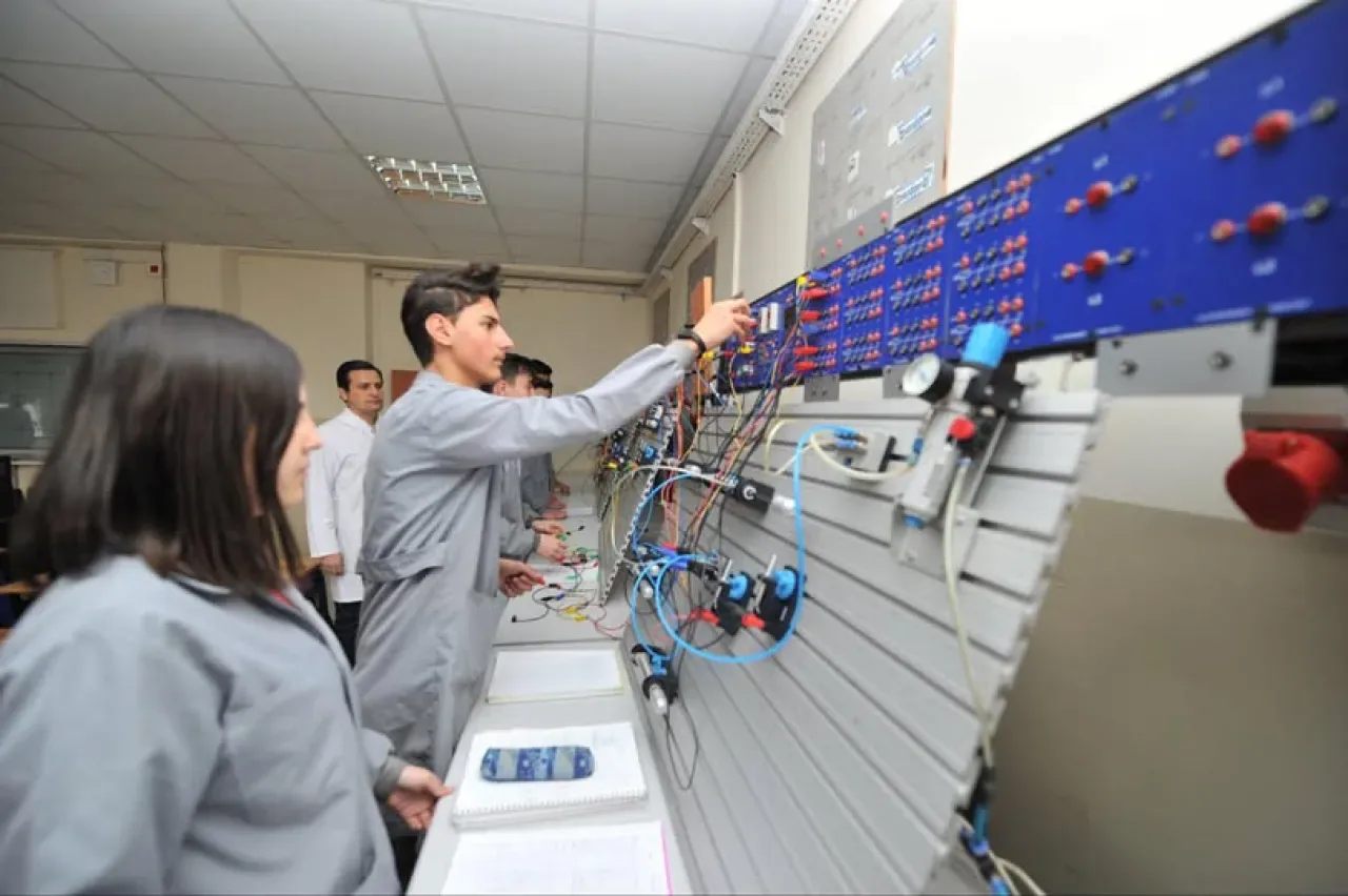Mesleki Eğitimde Dönüşüm: 2026 Hedefleri ve Yeni Okul Modelleri Mesleki Eğitimde Dönüşüm: 2026 Hedefleri ve Yeni Okul Modelleri