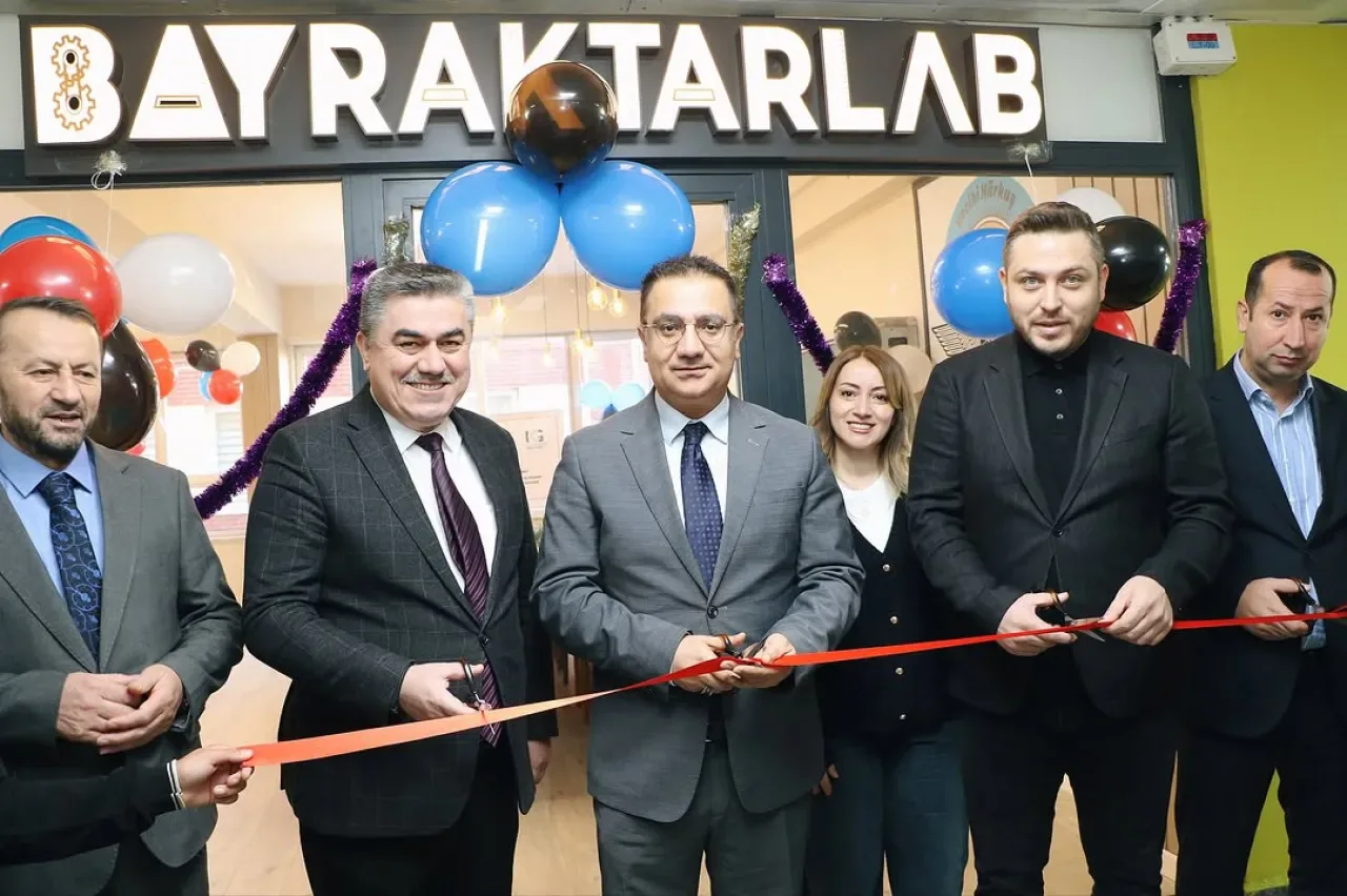 Sancaktepe'de Bayraktarlab Robotik Kodlama Sınıfı Açıldı Sancaktepe'de Bayraktarlab Robotik Kodlama Sınıfı Açıldı