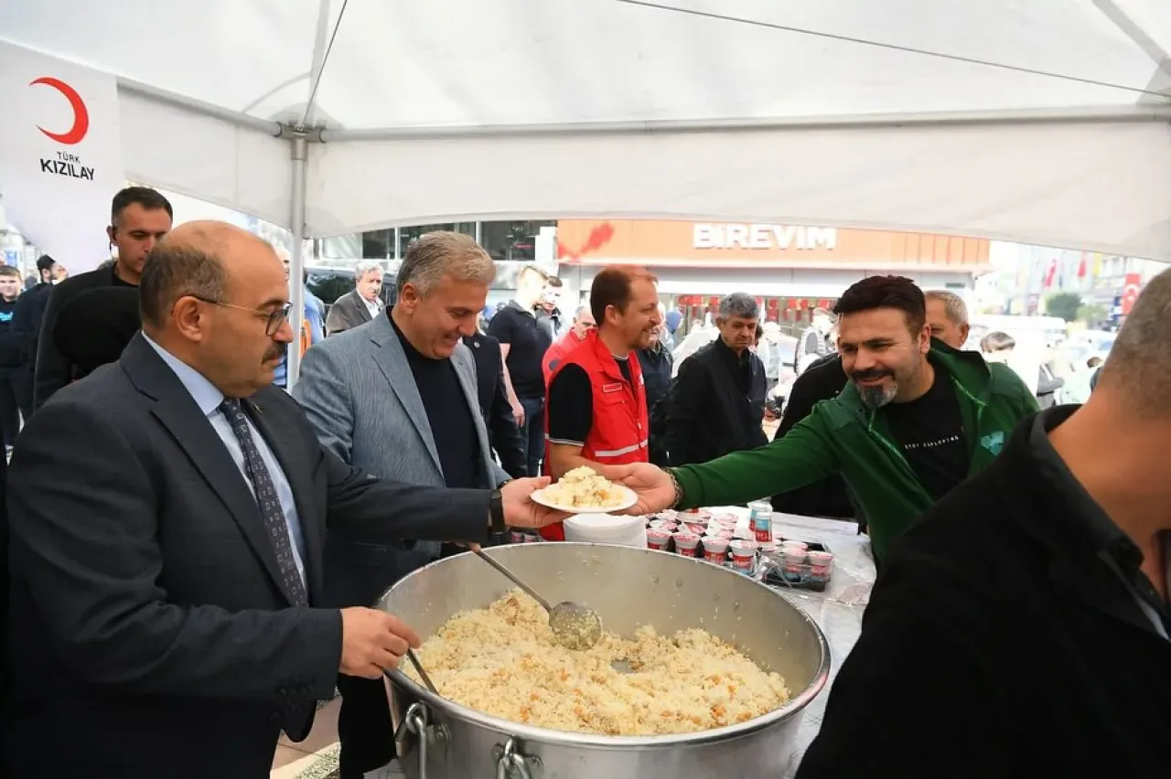 Türk Kızılay Balıkesir Şubesi'nden Anlamlı Pilav Hayrı Türk Kızılay Balıkesir Şubesi'nden Anlamlı Pilav Hayrı