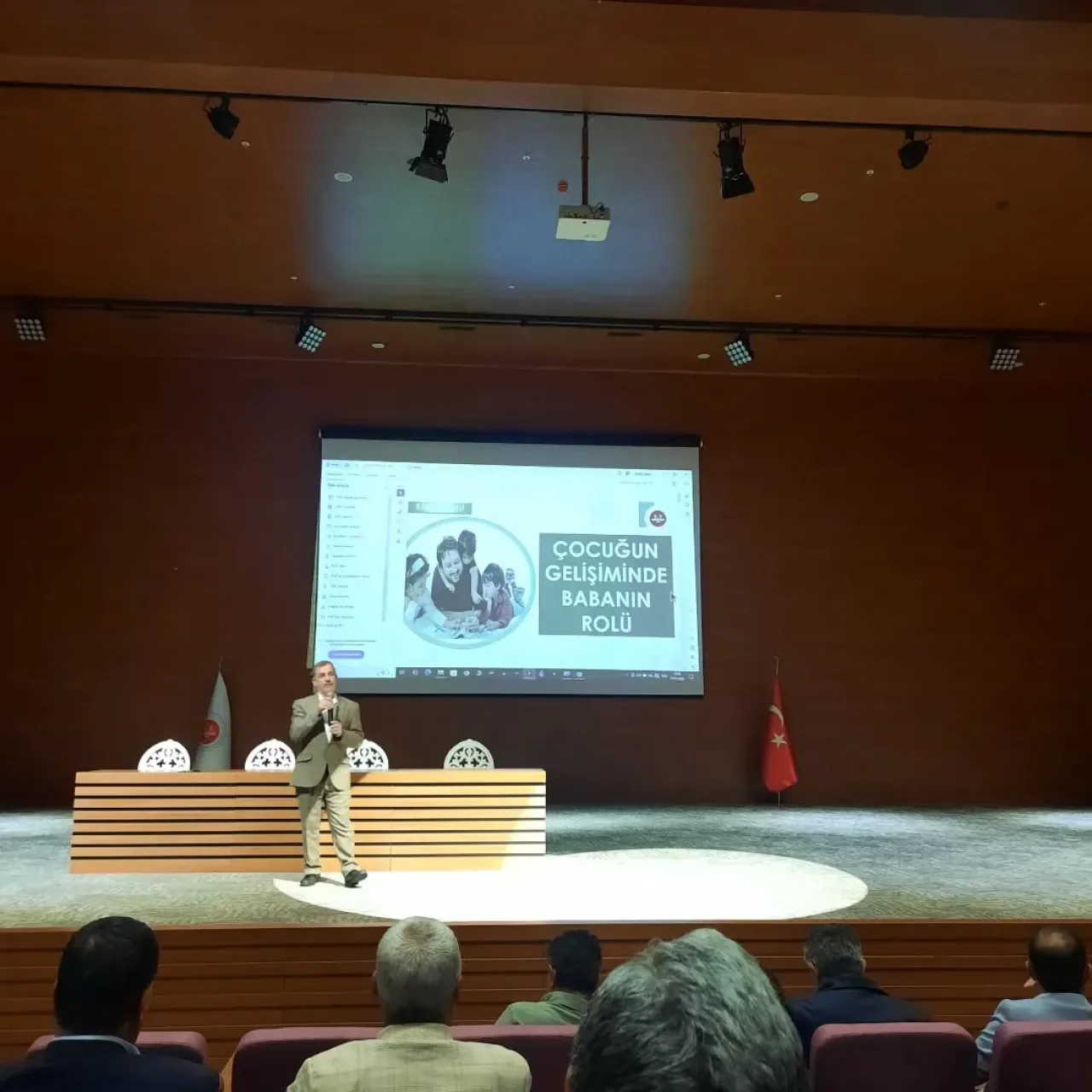 Bursa Yenişehir'de Aile İçi İletişimi Güçlendiren Baba Okulu Semineri Düzenlendi Bursa Yenişehir'de Aile İçi İletişimi Güçlendiren Baba Okulu Semineri Düzenlendi