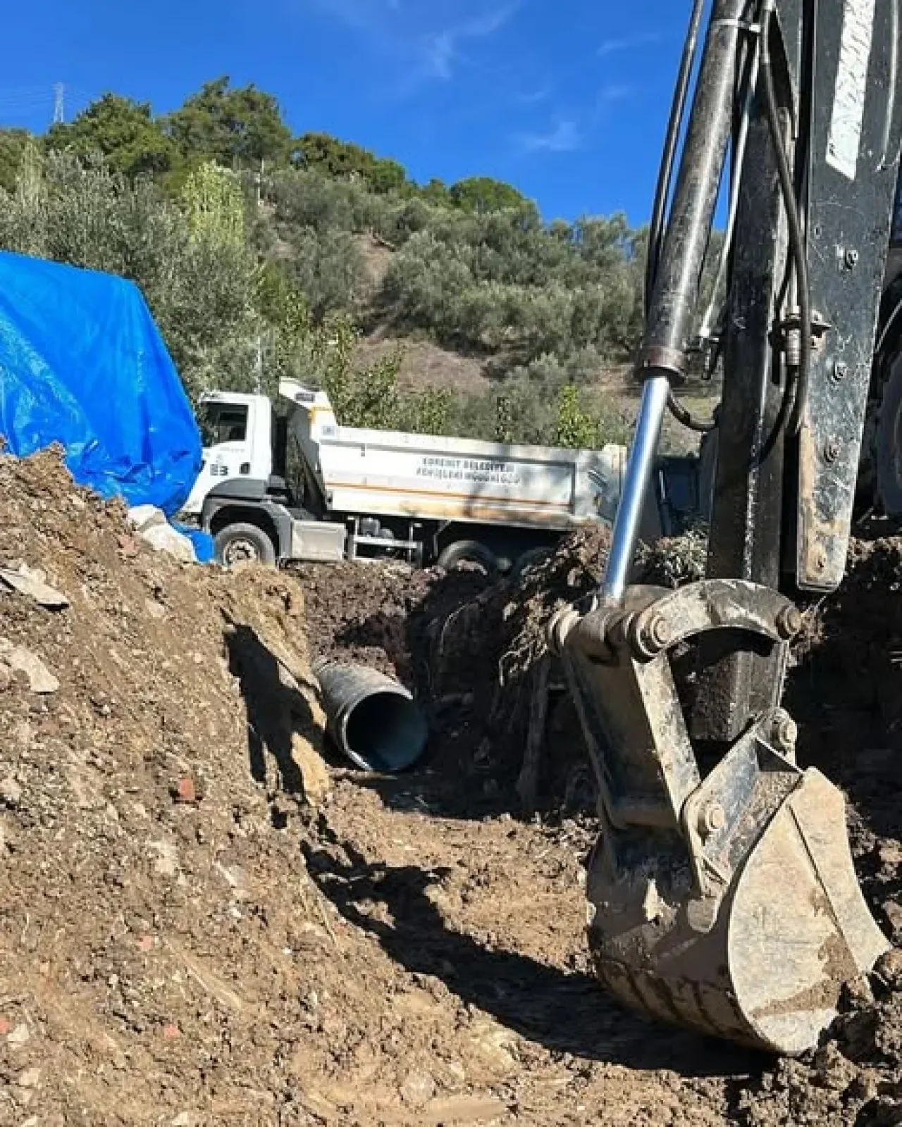 Edremit Narlı Mahallesi'nde Yağmursuyu Drenaj Hattı Çalışmaları Sürüyor Edremit Narlı Mahallesi'nde Yağmursuyu Drenaj Hattı Çalışmaları Sürüyor