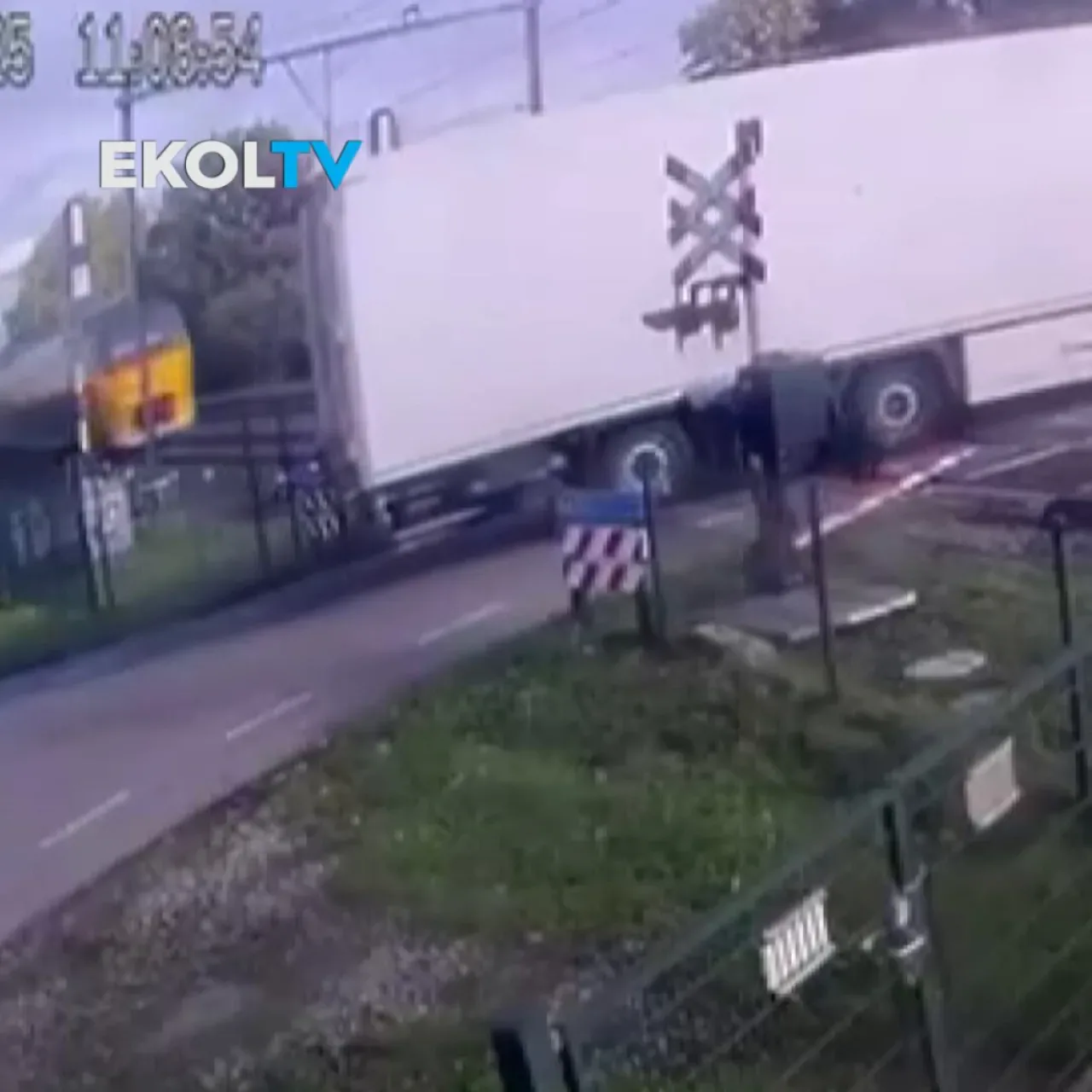 Hollanda'da Armut Yüklü Tır ile Yolcu Treni Çarpıştı: 5 Yaralı Hollanda'da Armut Yüklü Tır ile Yolcu Treni Çarpıştı: 5 Yaralı