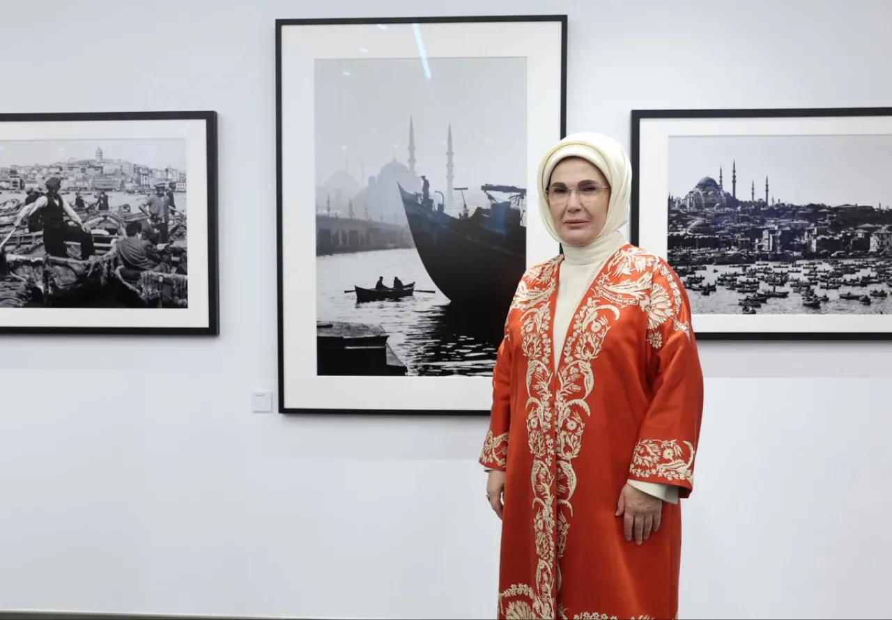 Emine Erdoğan, VakıfBank Sanat Galerisi'nin Açılışını Gerçekleştirdi Emine Erdoğan, VakıfBank Sanat Galerisi'nin Açılışını Gerçekleştirdi