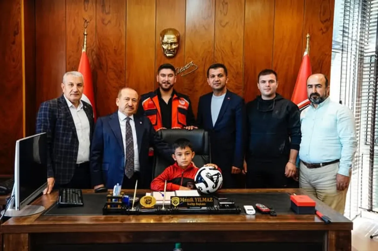 Gaziantep FK, Depremzede Minik Hasan'ı Kulüp Tesislerinde Ağırladı Gaziantep FK, Depremzede Minik Hasan'ı Kulüp Tesislerinde Ağırladı