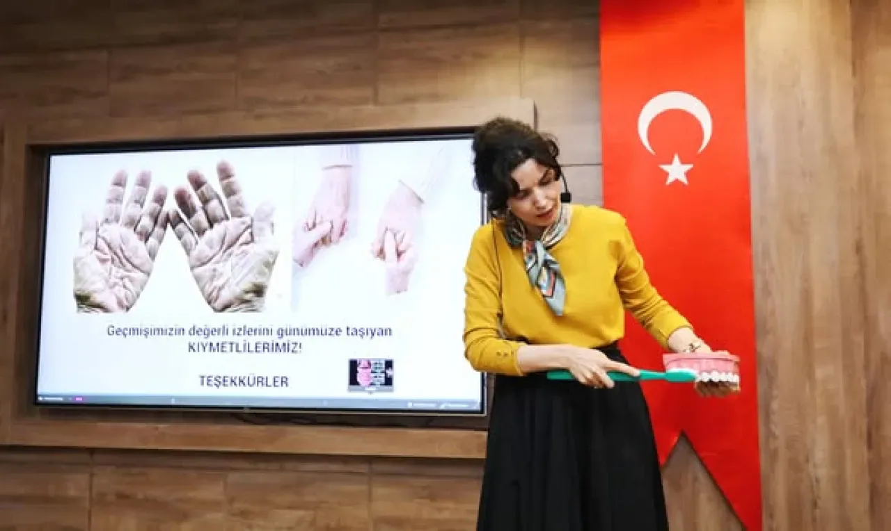 Gaziantep'te Yaşlılarda Ağız ve Diş Sağlığı Söyleşisi Düzenlendi Gaziantep'te Yaşlılarda Ağız ve Diş Sağlığı Söyleşisi Düzenlendi