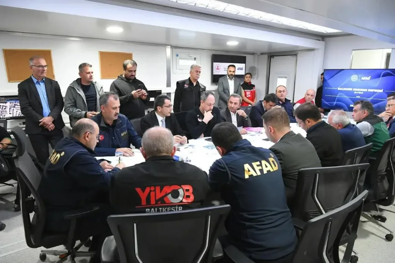 Balıkesir Valisi Sındırgı'da Deprem Sonrası Koordinasyon Toplantısına Başkanlık Etti Balıkesir Valisi Sındırgı'da Deprem Sonrası Koordinasyon Toplantısına Başkanlık Etti
