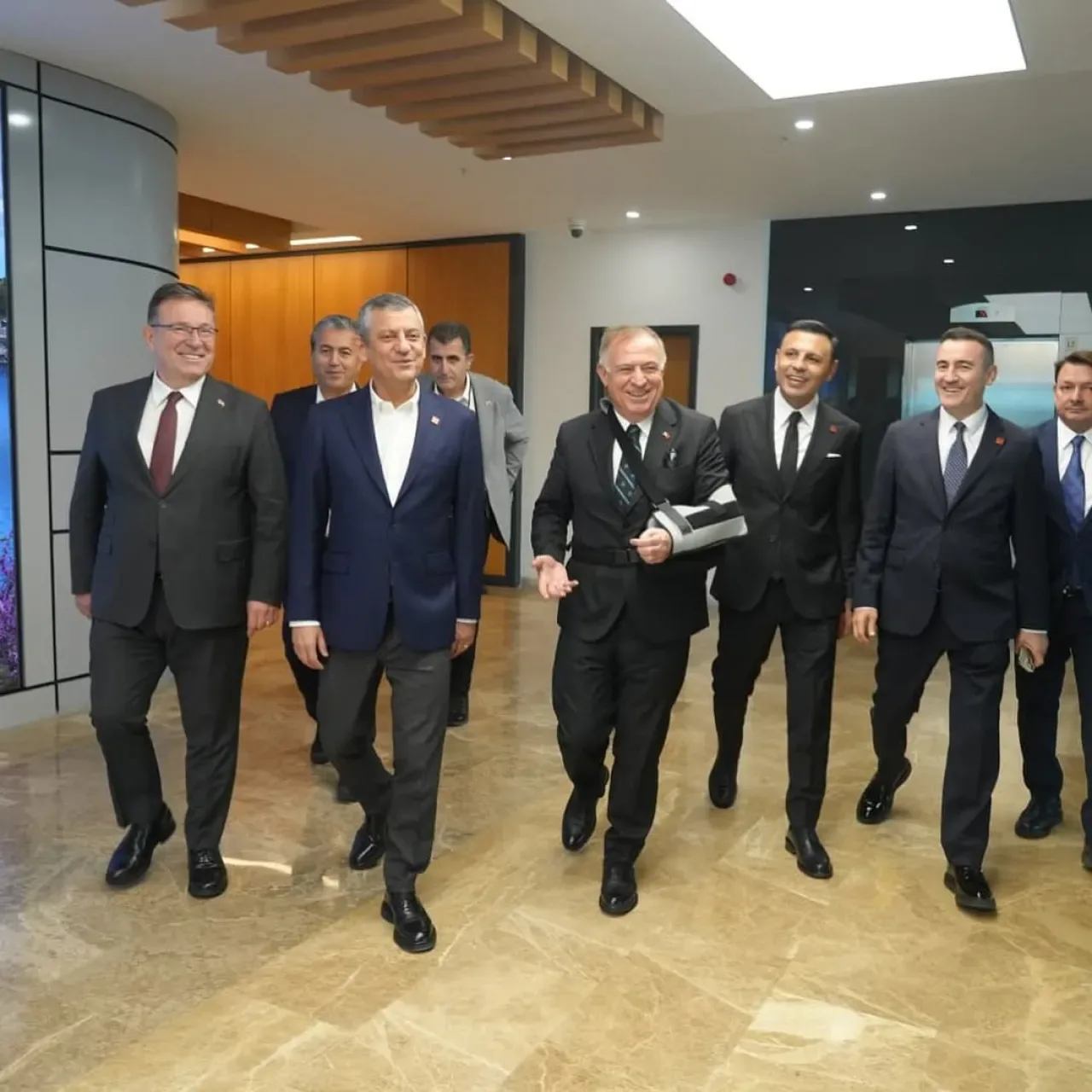 CHP'li Zeybek, Sarıyer'de Parti ve Belediye Yöneticileri ile Personelle Buluştu CHP'li Zeybek, Sarıyer'de Parti ve Belediye Yöneticileri ile Personelle Buluştu