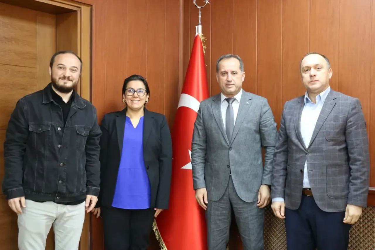 Dede Korkut Ortaokulu'ndan Gazze Kermesi Sonrası Anlamlı Ziyaret Dede Korkut Ortaokulu'ndan Gazze Kermesi Sonrası Anlamlı Ziyaret