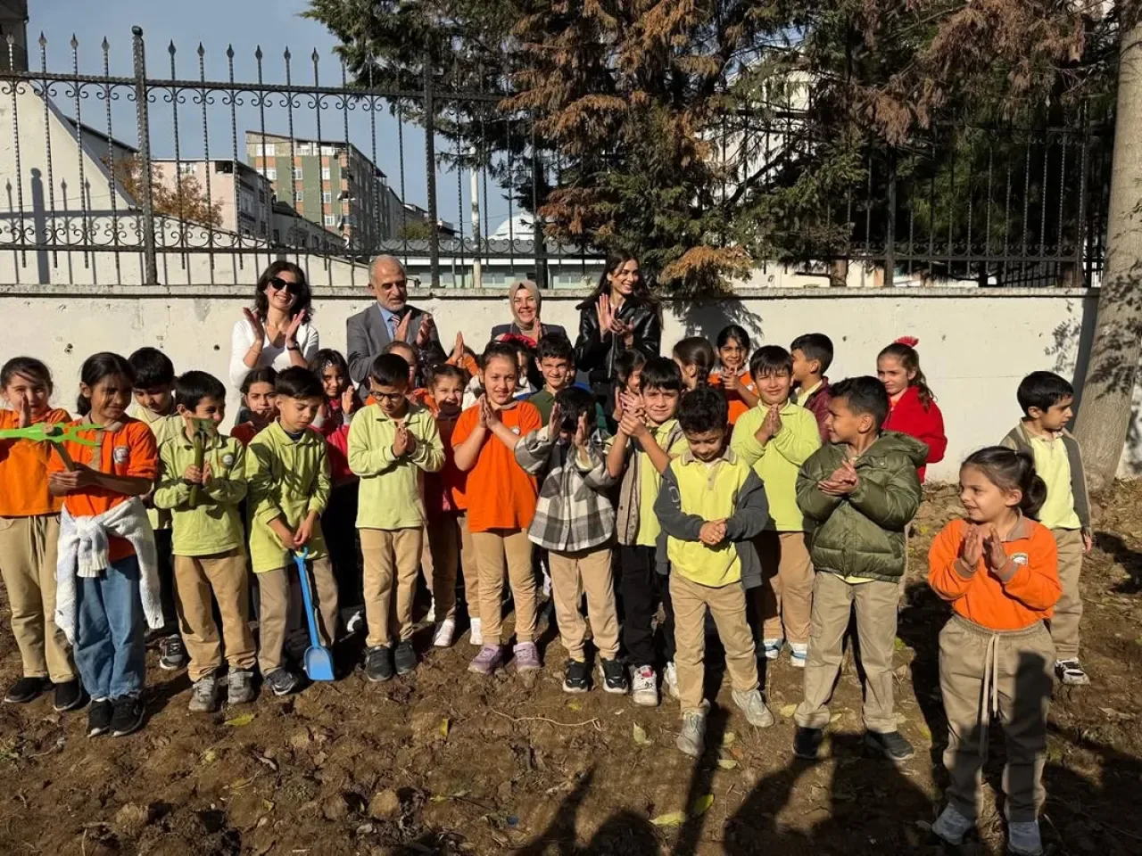 Şişli'de Öğrenciler Fidan Dikerek Geleceğe Nefes Oldu Şişli'de Öğrenciler Fidan Dikerek Geleceğe Nefes Oldu