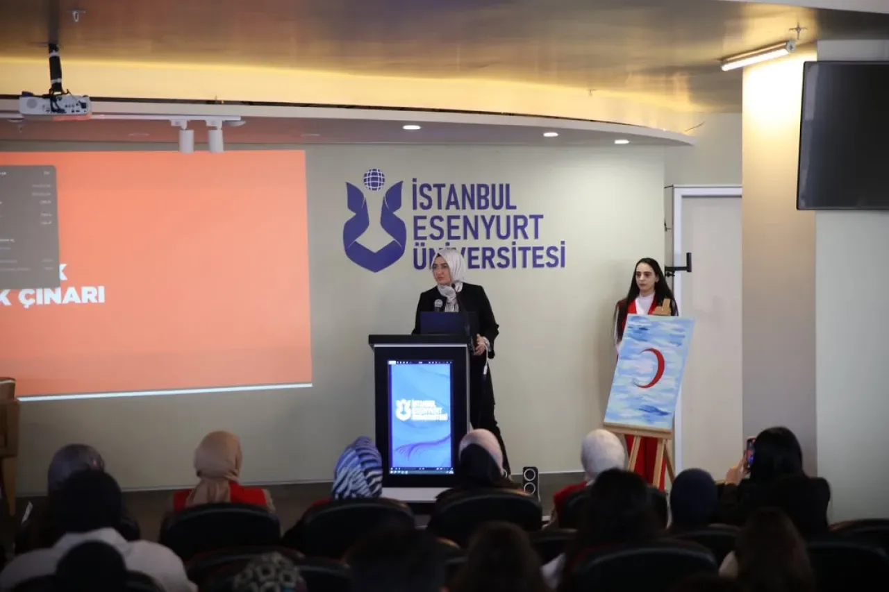 Kızılay İstanbul İl Kadın Kolları Başkanı Ayşe Aslantür, İstanbul Esenyurt Üniversitesi'nde Gönüllülük ve Dayanışma Konuşuldu Kızılay İstanbul İl Kadın Kolları Başkanı Ayşe Aslantür, İstanbul Esenyurt Üniversitesi'nde Gönüllülük ve Dayanışma Konuşuldu