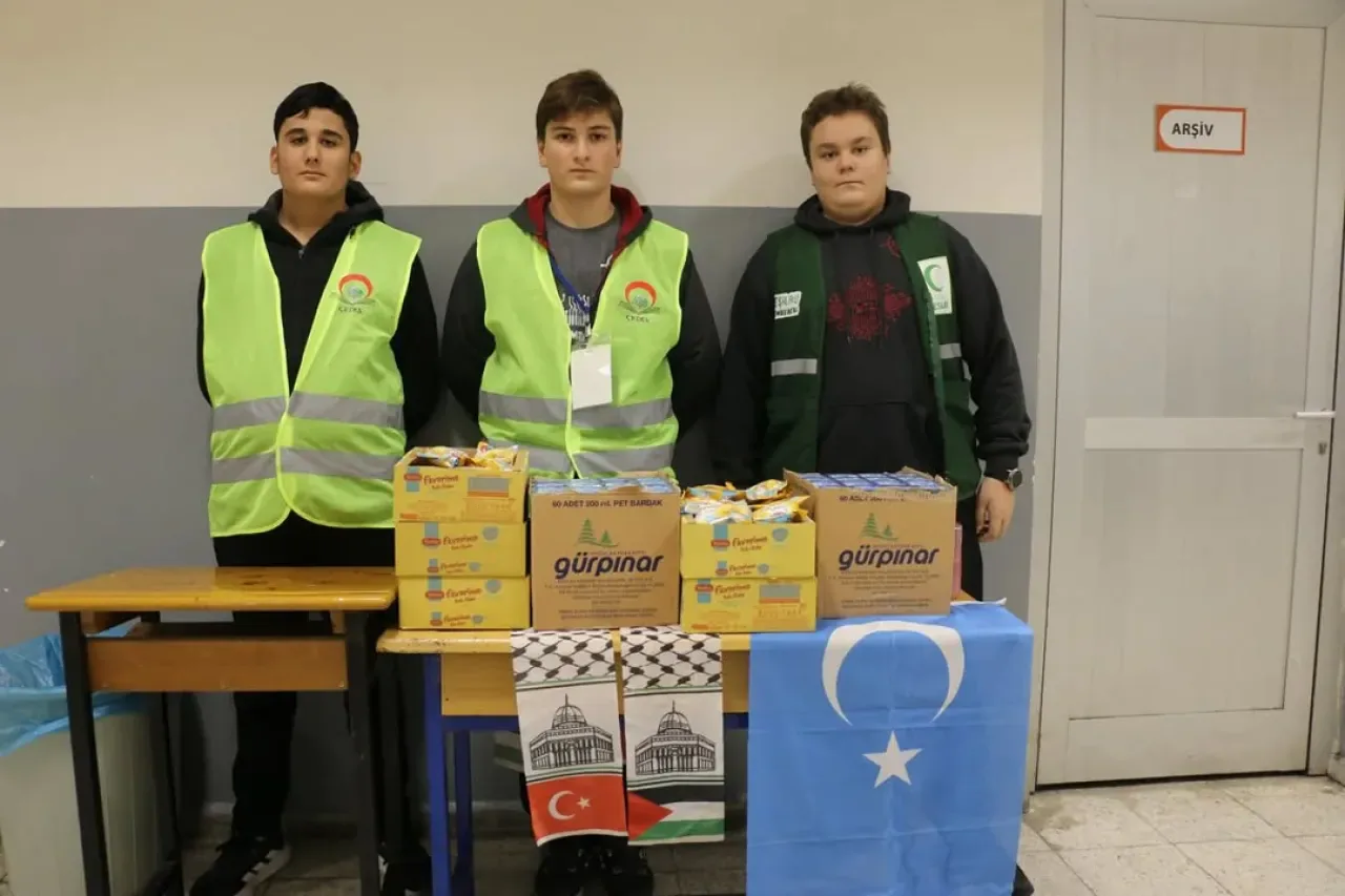 Tuzla'da Eğitim Yöneticilerinden Öğrencilere Anlamlı Ziyaret Tuzla'da Eğitim Yöneticilerinden Öğrencilere Anlamlı Ziyaret