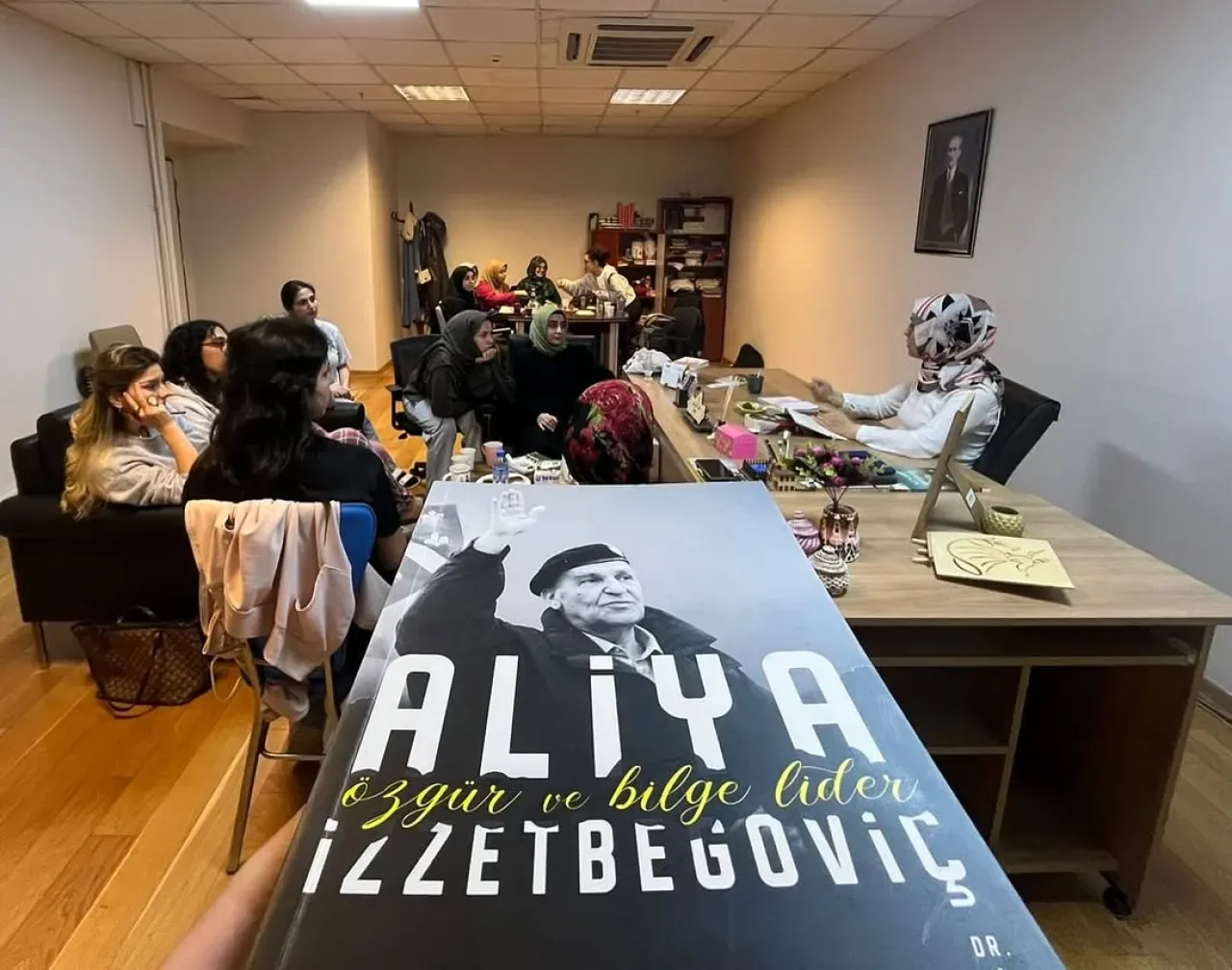Bakırköy'de Aliya İzzetbegoviç Atölyesi Gençlerle Buluştu Bakırköy'de Aliya İzzetbegoviç Atölyesi Gençlerle Buluştu