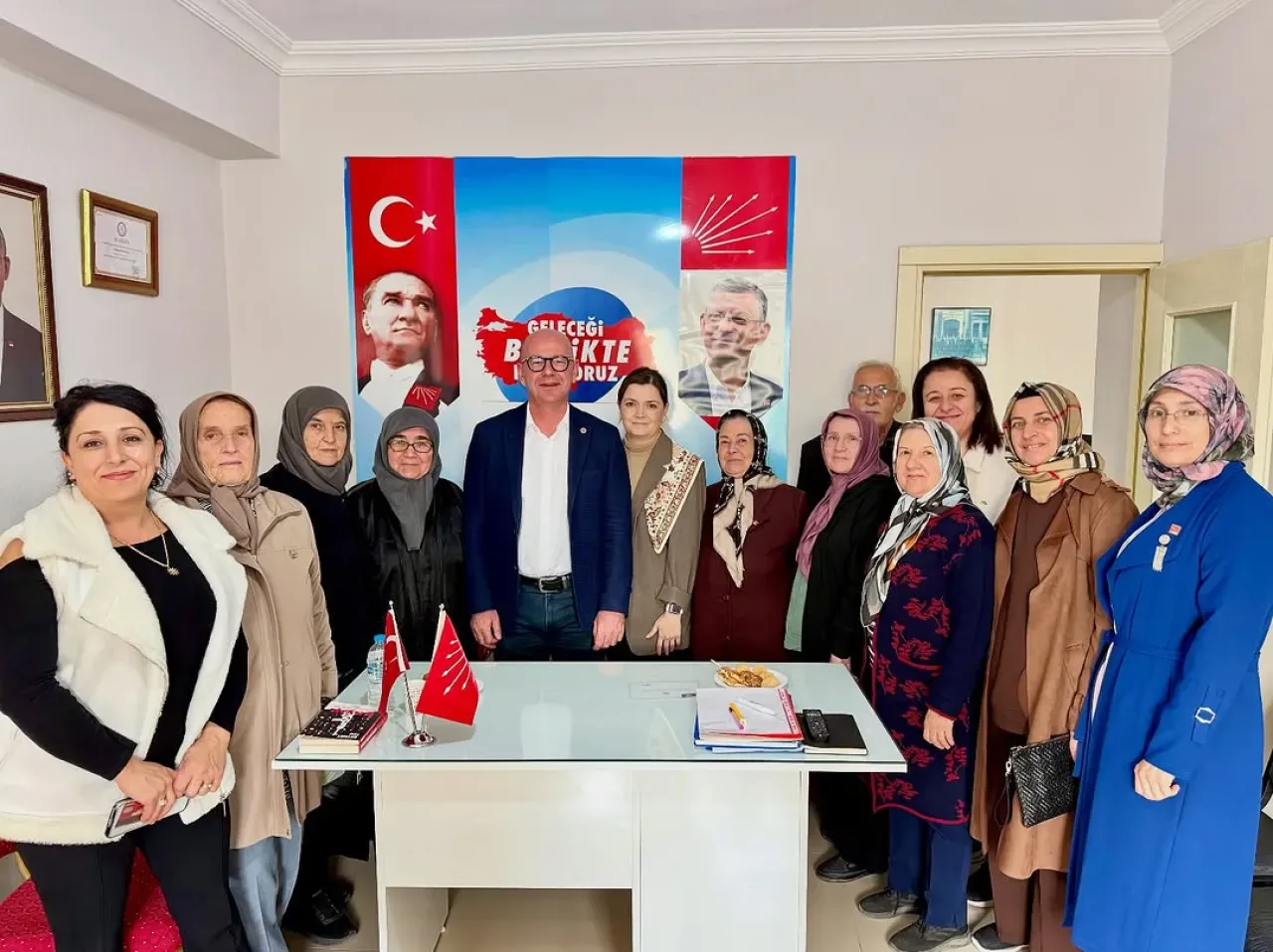 CHP'li Serkan Sarı'dan İvrindi'de Siyeti ve Esnaf Ziyareti CHP'li Serkan Sarı'dan İvrindi'de Siyeti ve Esnaf Ziyareti