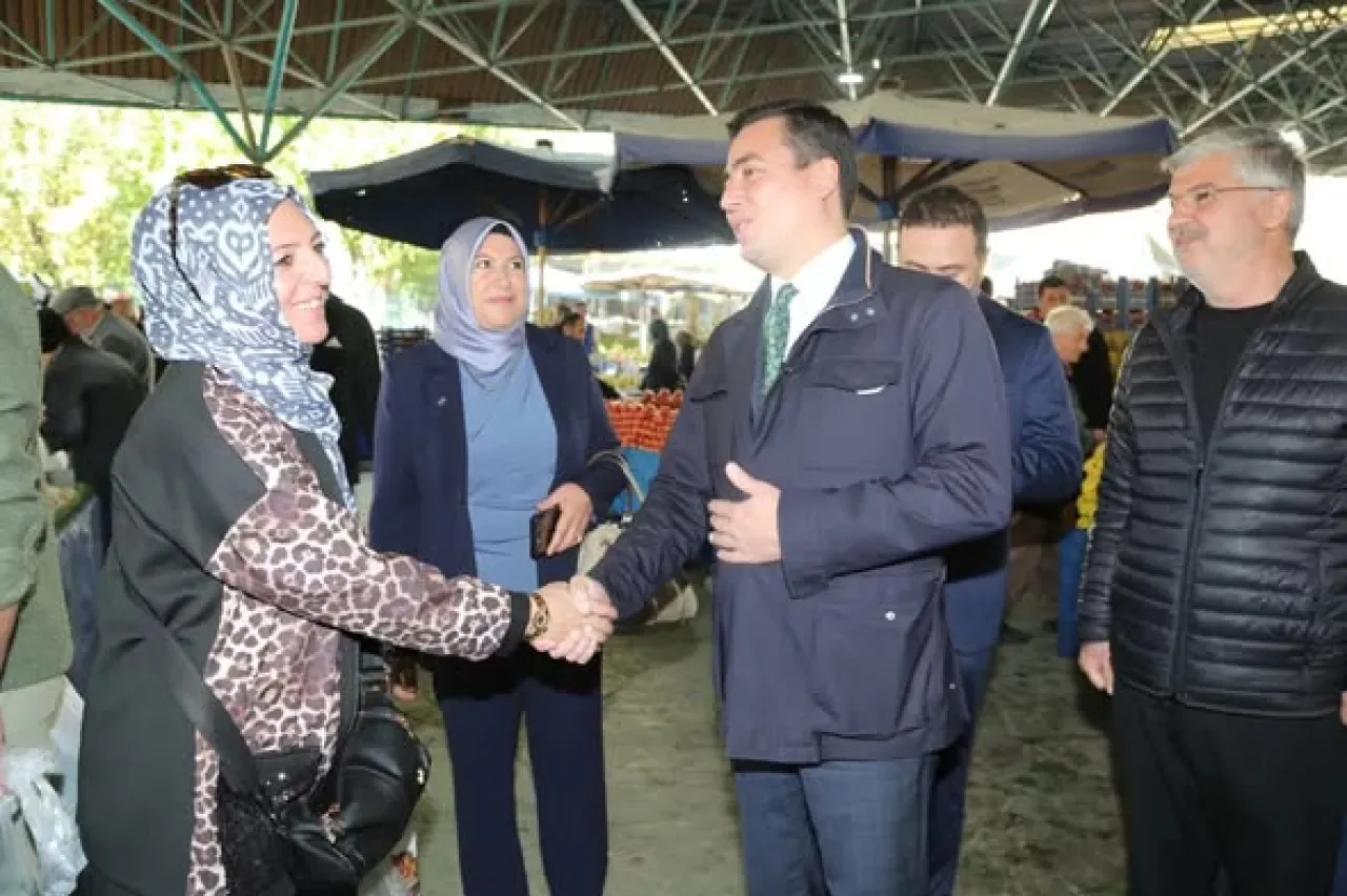 AK Parti Keçiören Teşkilatı Cuma Pazarı'nda Esnaf ve Vatandaşlarla Buluştu AK Parti Keçiören Teşkilatı Cuma Pazarı'nda Esnaf ve Vatandaşlarla Buluştu