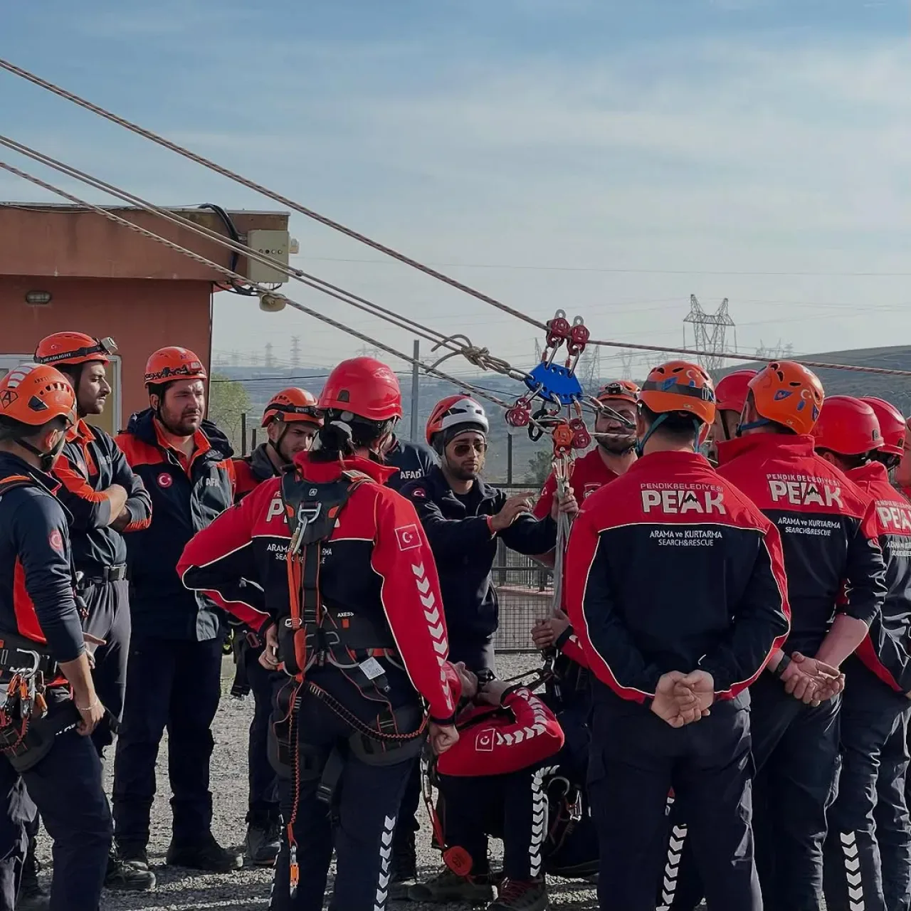 Pendik Belediyesi PEAK Ekibi, Afetlere Hazırlık Eğitimlerini Sürdürüyor Pendik Belediyesi PEAK Ekibi, Afetlere Hazırlık Eğitimlerini Sürdürüyor