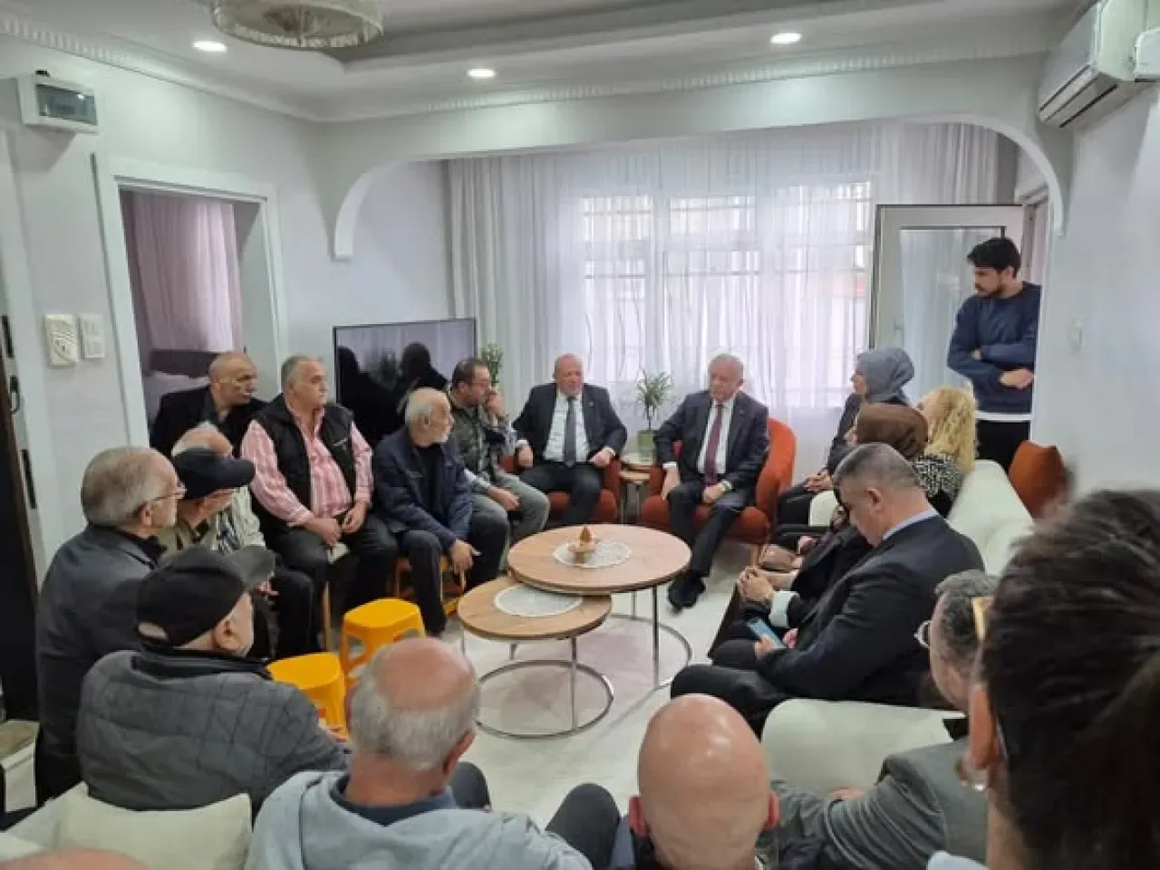 MHP Lideri Bahçeli'nin Talimatıyla Eyüpsultan'da Vefa Ziyareti MHP Lideri Bahçeli'nin Talimatıyla Eyüpsultan'da Vefa Ziyareti
