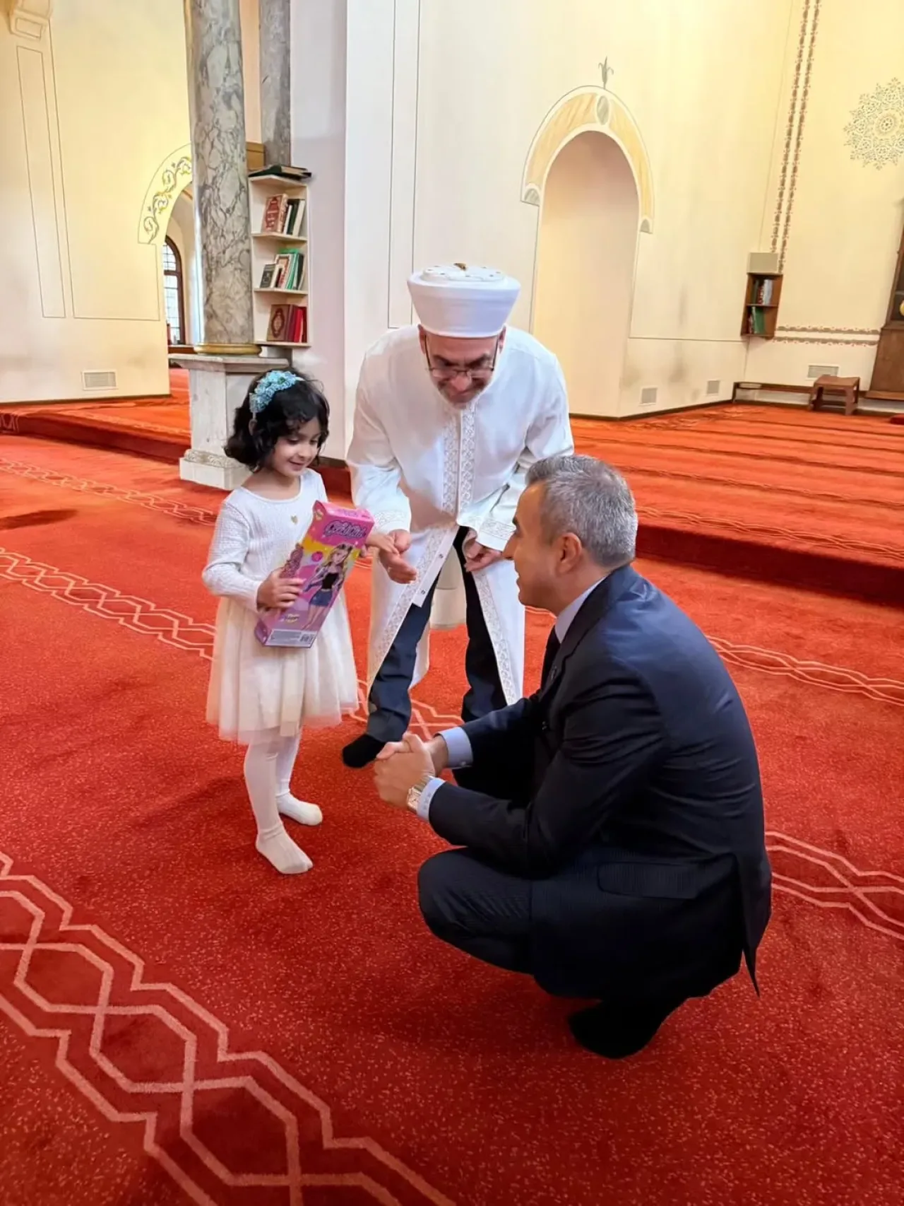 Beyoğlu Kaymakamı Abdullah Atakan Atasoy, Arap Camii'nde Vatandaşlarla Buluştu Beyoğlu Kaymakamı Abdullah Atakan Atasoy, Arap Camii'nde Vatandaşlarla Buluştu
