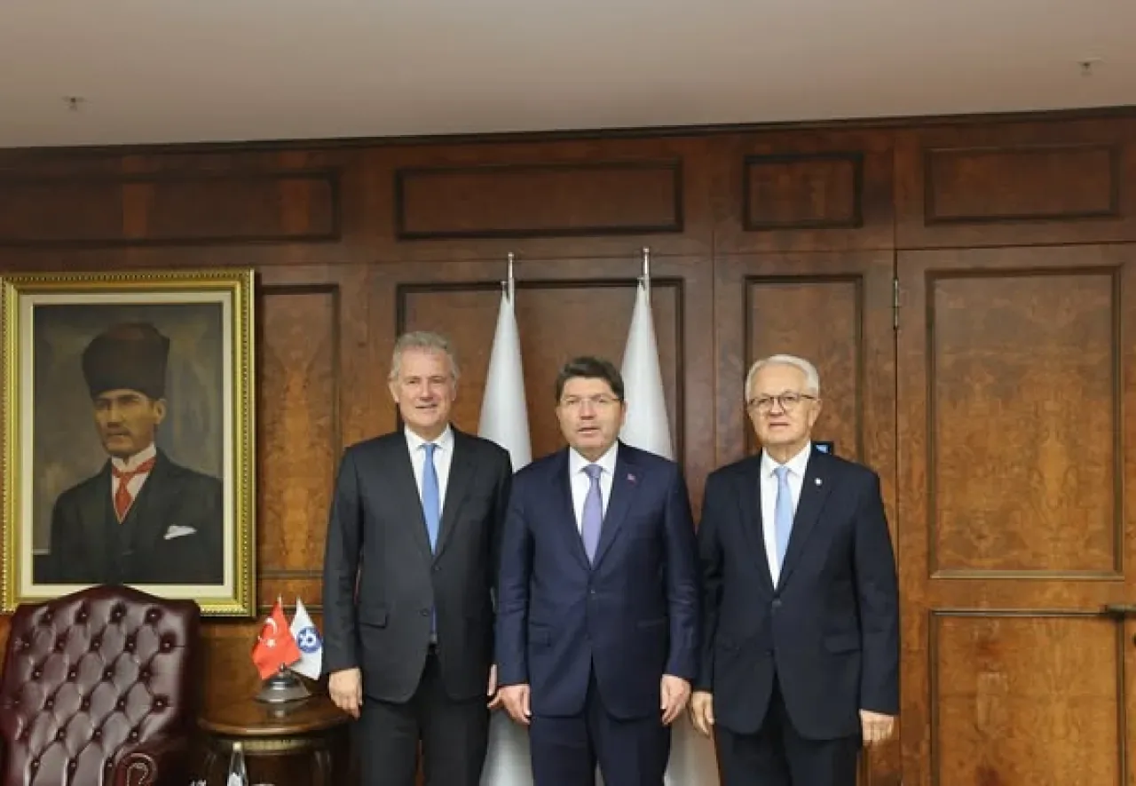 Adalet Bakanı Yılmaz Tunç, İzmir Ticaret Odası'nı Ziyaret Etti Adalet Bakanı Yılmaz Tunç, İzmir Ticaret Odası'nı Ziyaret Etti