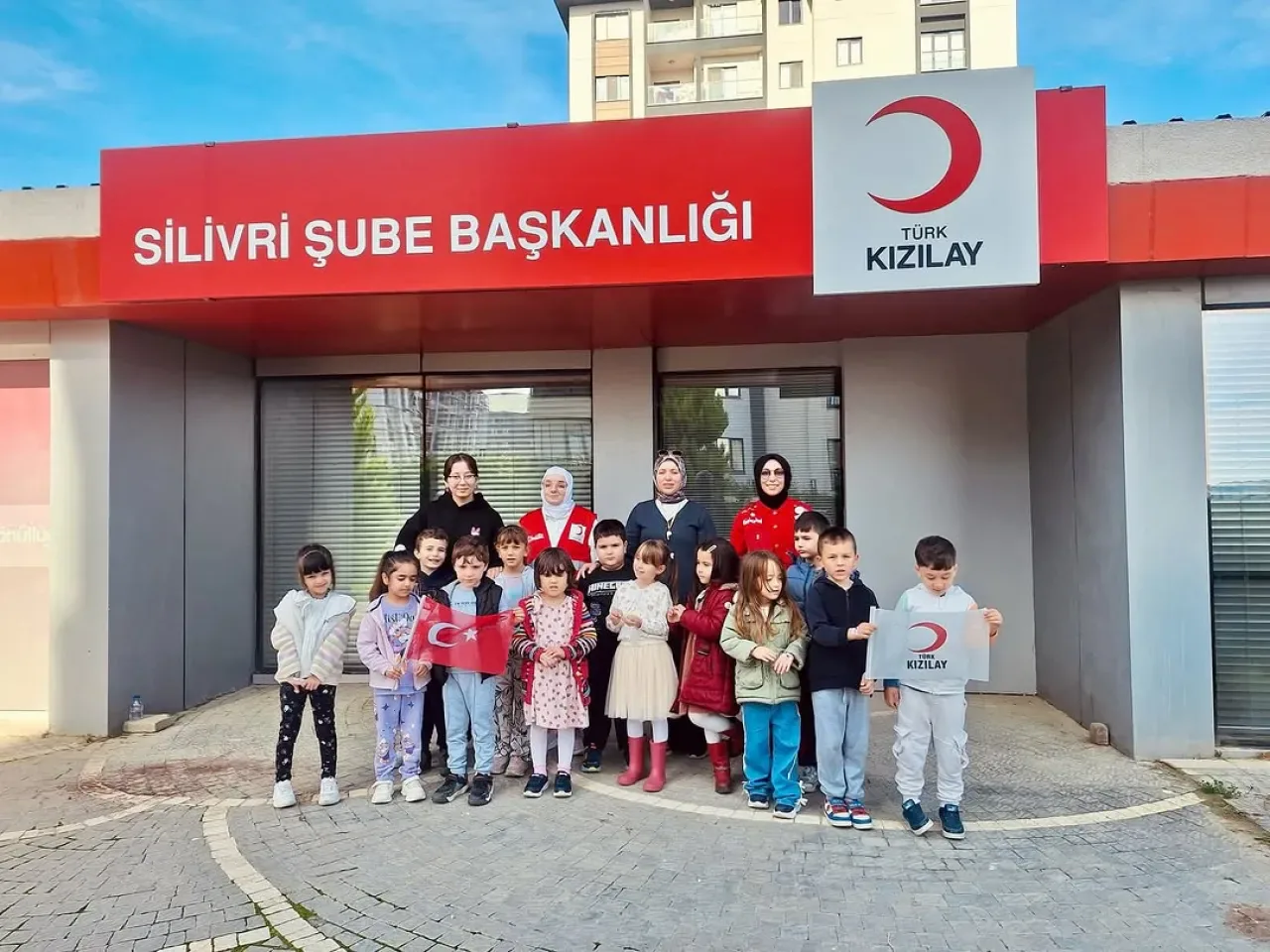 Silivri'de Minik Öğrencilerden Kızılay'a Anlamlı Ziyaret Silivri'de Minik Öğrencilerden Kızılay'a Anlamlı Ziyaret
