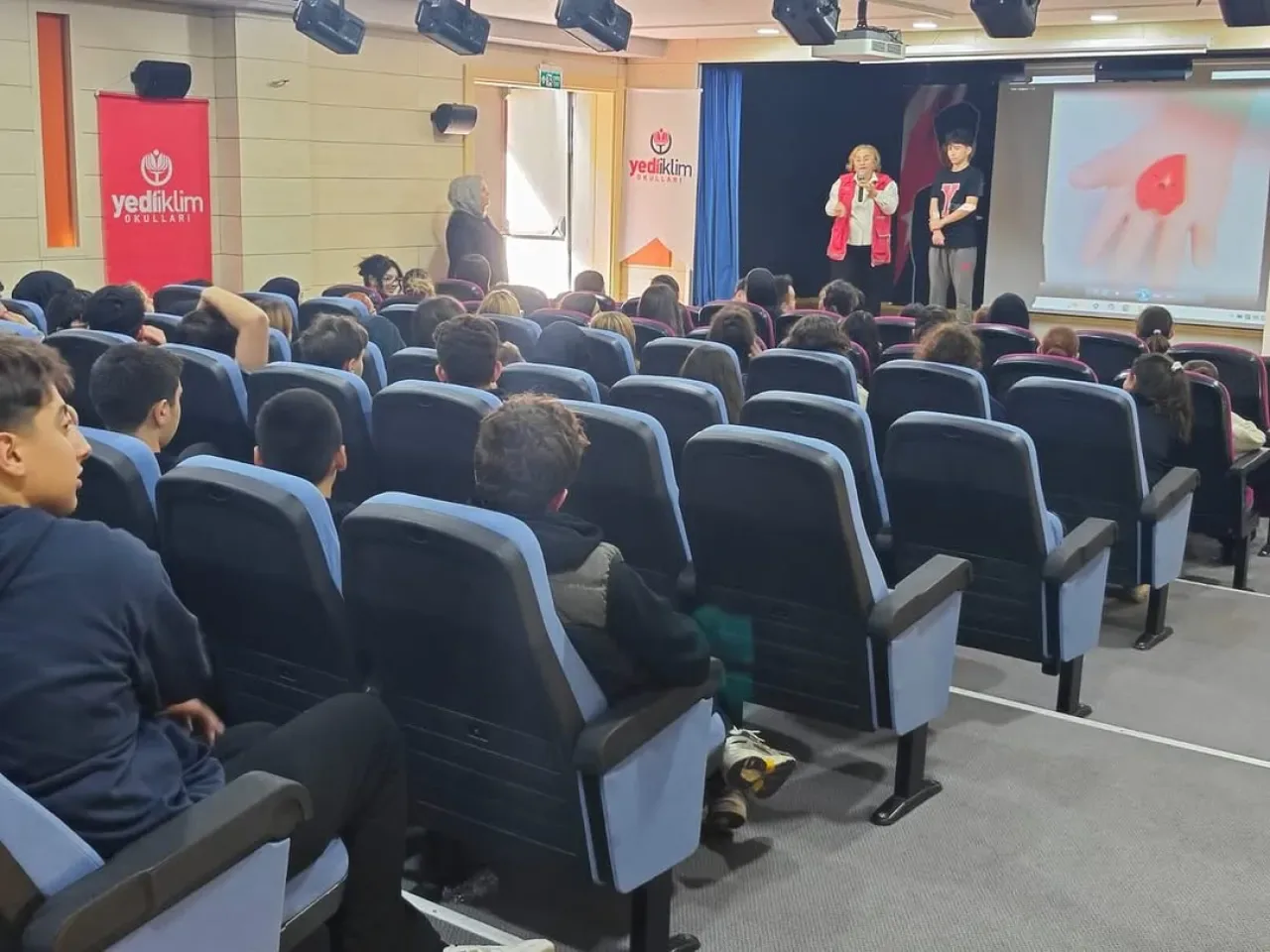 Kızılay Haftası'nda Yedi İklim Okulları'nda Anlamlı Etkinlik Kızılay Haftası'nda Yedi İklim Okulları'nda Anlamlı Etkinlik