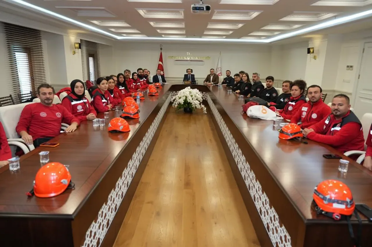 Beyoğlu'nda Eğitim Yöneticilerinden Arama Kurtarma Ekiplerine Ziyaret Beyoğlu'nda Eğitim Yöneticilerinden Arama Kurtarma Ekiplerine Ziyaret