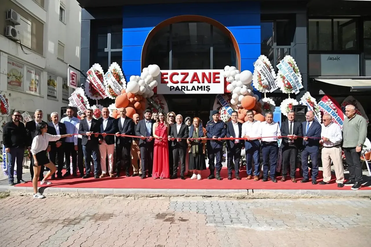 Kumluca'da Yeni Açılan Parlamış Eczanesi'ne Yoğun İlgi Kumluca'da Yeni Açılan Parlamış Eczanesi'ne Yoğun İlgi