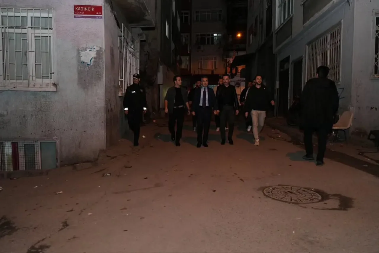 Beyoğlu Kaymakamı Abdullah Atakan Atasoy Tarlabaşı'nda İncelemede Bulundu Beyoğlu Kaymakamı Abdullah Atakan Atasoy Tarlabaşı'nda İncelemede Bulundu