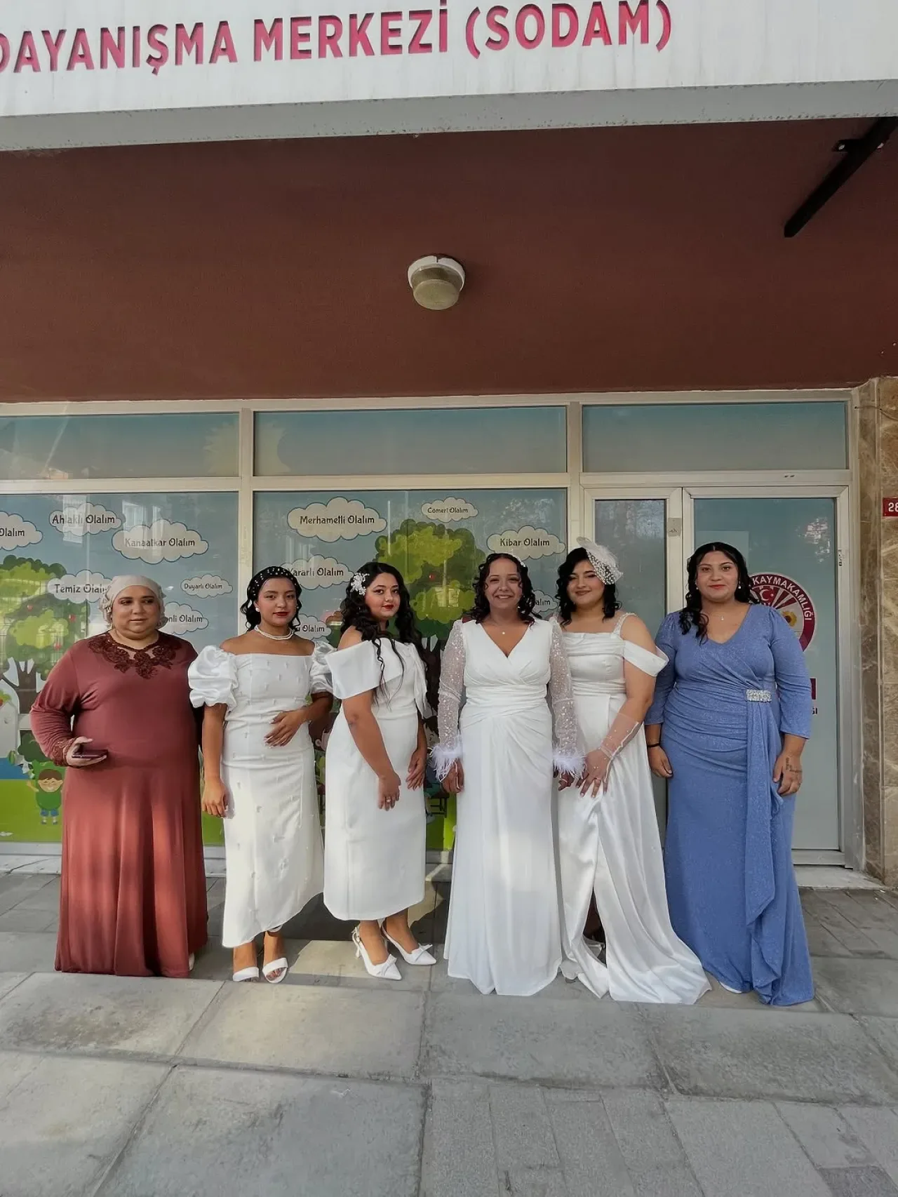 Çatalca SODAM, Toplu Nikah Töreni'ndeki Gelinlerin Hazırlığına Destek Verdi Çatalca SODAM, Toplu Nikah Töreni'ndeki Gelinlerin Hazırlığına Destek Verdi