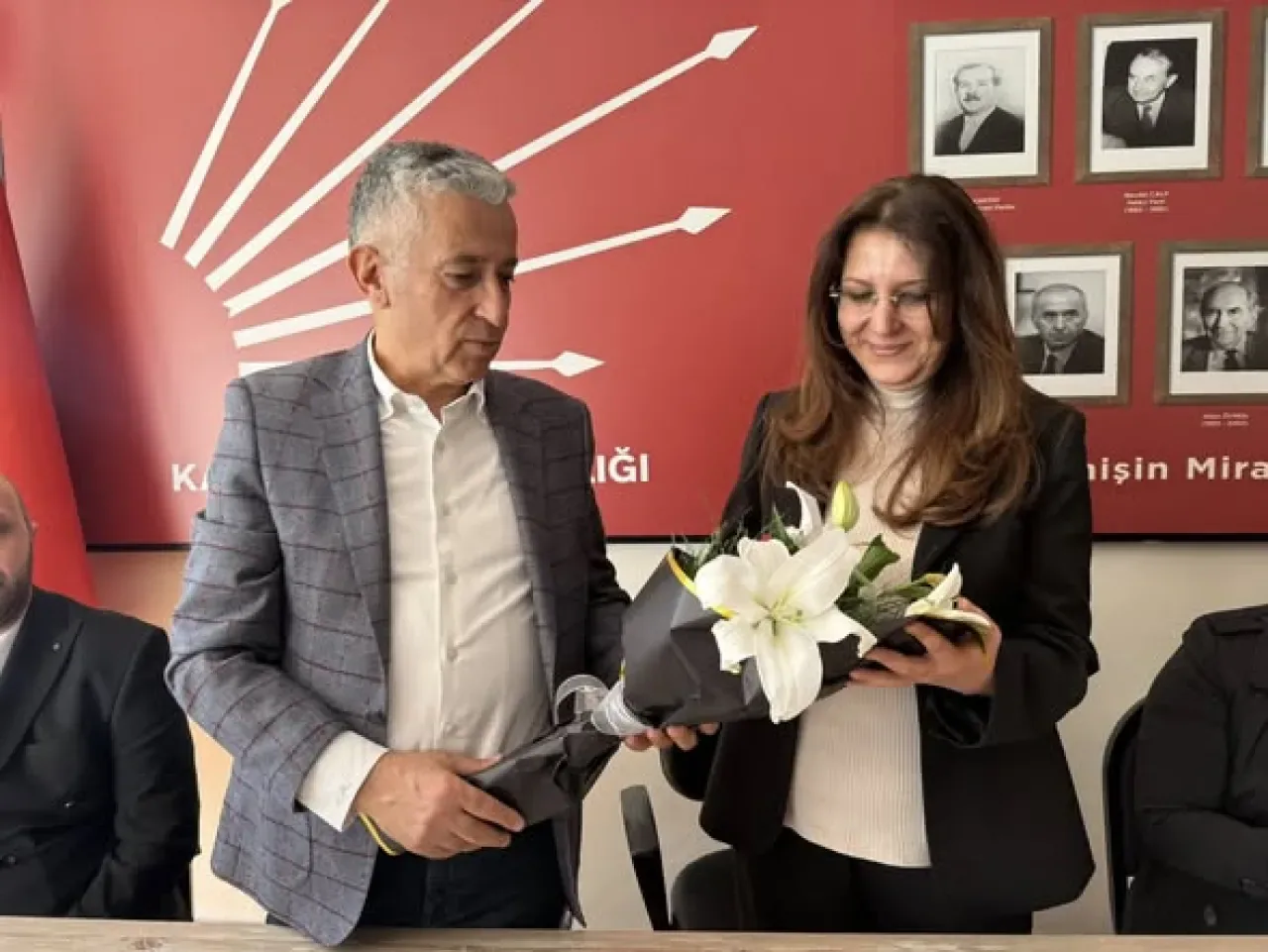 CHP Kayseri İl Başkanı Ümit Özer, Melikgazi İlçe Başkanlığı Heyeti Tarafından Ziyaret Edildi CHP Kayseri İl Başkanı Ümit Özer, Melikgazi İlçe Başkanlığı Heyeti Tarafından Ziyaret Edildi