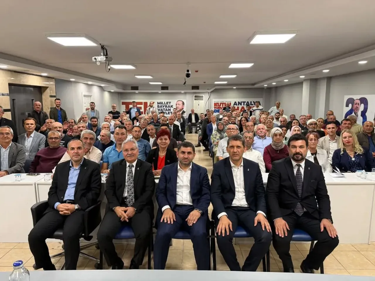 AK Parti Muratpaşa Teşkilatı, Mahalle Başkanlarıyla Buluştu AK Parti Muratpaşa Teşkilatı, Mahalle Başkanlarıyla Buluştu