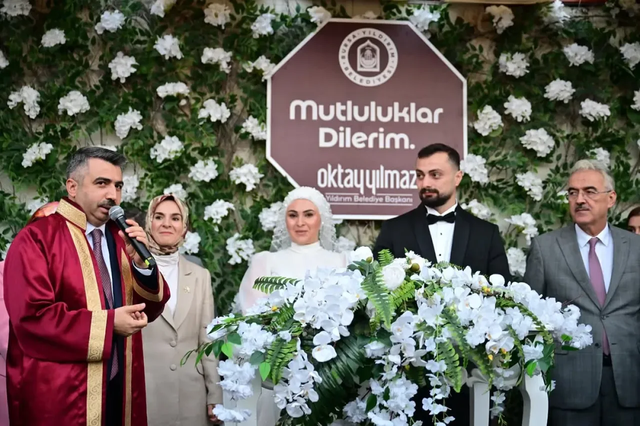 Bursa Yıldırım'da Düğün Töreni: Bakan Göktaş ve Başkan Yılmaz, Derviş-Maraş Ailesinin Mutluluğuna Ortak Oldu Bursa Yıldırım'da Düğün Töreni: Bakan Göktaş ve Başkan Yılmaz, Derviş-Maraş Ailesinin Mutluluğuna Ortak Oldu