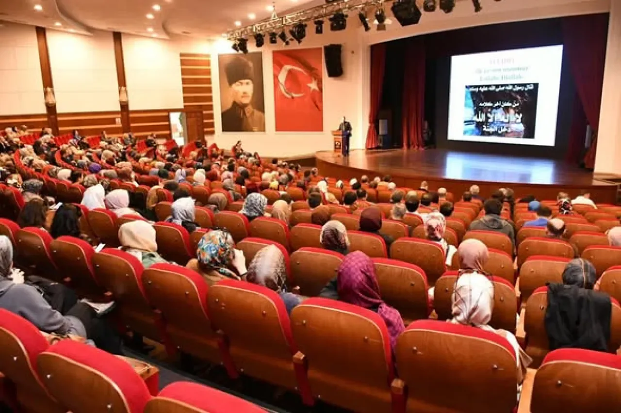 İstanbul'da Gençlerde Doğru İnanç Konulu Tecrübe Paylaşım Semineri Düzenlendi İstanbul'da Gençlerde Doğru İnanç Konulu Tecrübe Paylaşım Semineri Düzenlendi