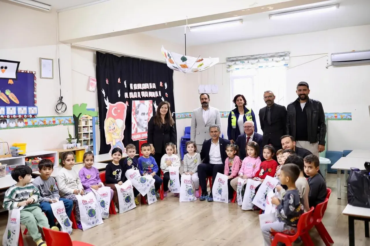 Gemlik'te Minik Öğrencilerden Çevreye Büyük Katkı: 50 Litre Atık Yağ Toplandı Gemlik'te Minik Öğrencilerden Çevreye Büyük Katkı: 50 Litre Atık Yağ Toplandı