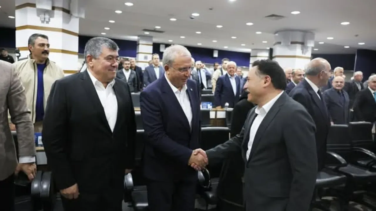 Kayseri'de Yılın Ahisi Seçilen Ali Rıza Güldüoğlu'na Kaftan Giydirildi Kayseri'de Yılın Ahisi Seçilen Ali Rıza Güldüoğlu'na Kaftan Giydirildi
