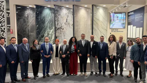 Güral Seramik, CERSAIE 2026'da Kütahya çini motifli kravat ve fular koleksiyonuyla dikkat çekti