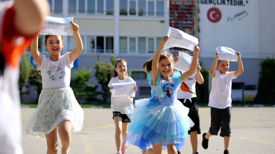 MEB'den Karne Heyecanı: 18 Milyon Öğrenci Yaz Tatiline Giriyor görseli