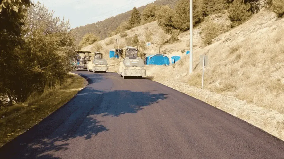 Bolu Mudurnu'nda 7,2 km'lik Dedeler-Cuma yolu sıcak asfaltla kaplanıyor görseli