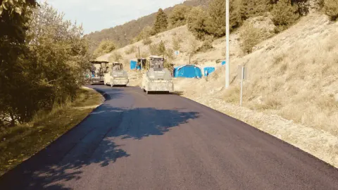 Bolu Mudurnu'nda 7,2 km'lik Dedeler-Cuma yolu sıcak asfaltla kaplanıyor