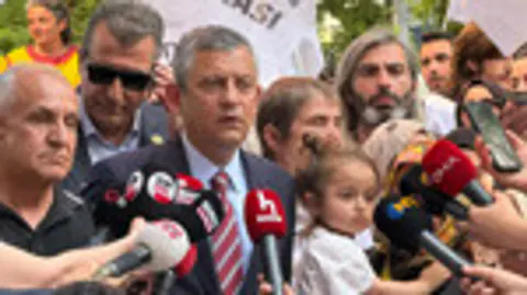 Özgür Özel'den Mülakat Tartışması: 1611 Öğretmen Görevine Başlayabilirdi
