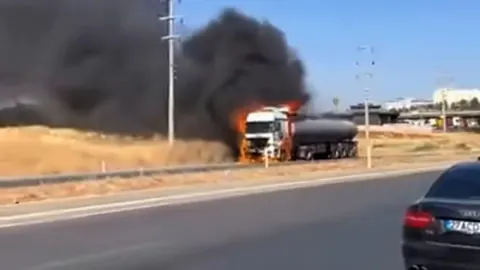 Gaziantep'te Seyir Halindeki Tanker Alev Aldı: Yangın Yol Kenarına Sıçradı
