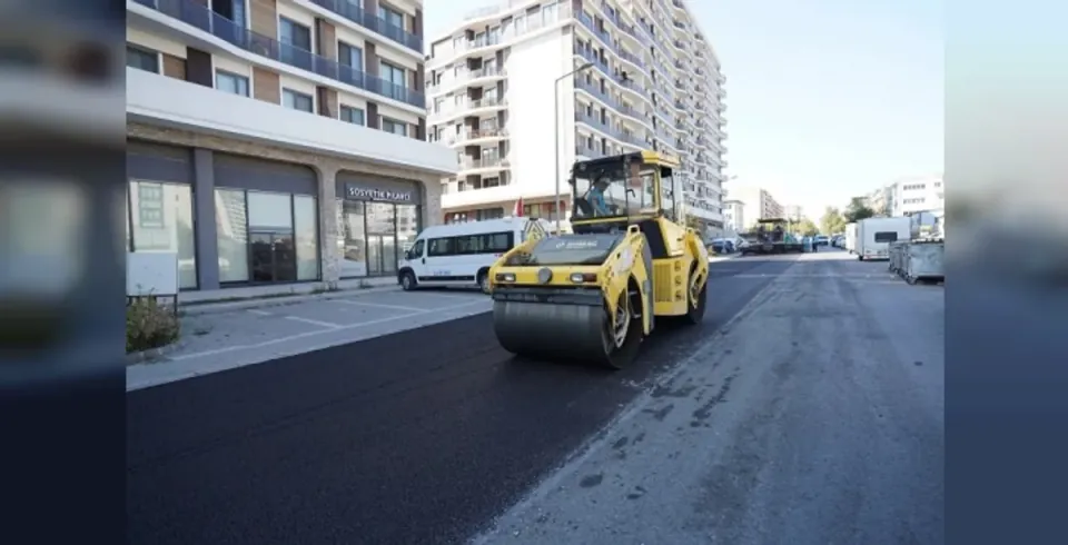 Beylikdüzü'nde Ulaşım Konforu Artıyor: Binlerce Metrekare Yol Yenilendi görseli