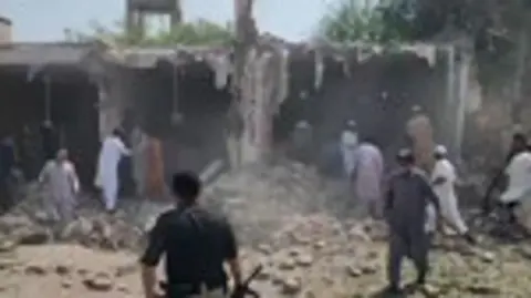 Pakistan'ın Kohat'ında cuma namazında patlama: 15 ölü, 50 yaralı