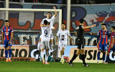 Arjantin Kupası'nda Sürpriz: Deportivo Riestra, San Lorenzo'yu Eleyerek Gimnasia ile Eşleşti