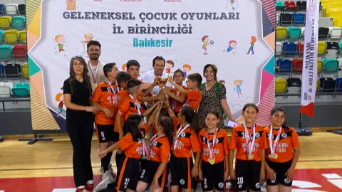 Ayvalık'ın Küçük Okulundan Dev Başarı: İl Şampiyonluğu Geldi Ayvalık'ın Küçük Okulundan Dev Başarı: İl Şampiyonluğu Geldi