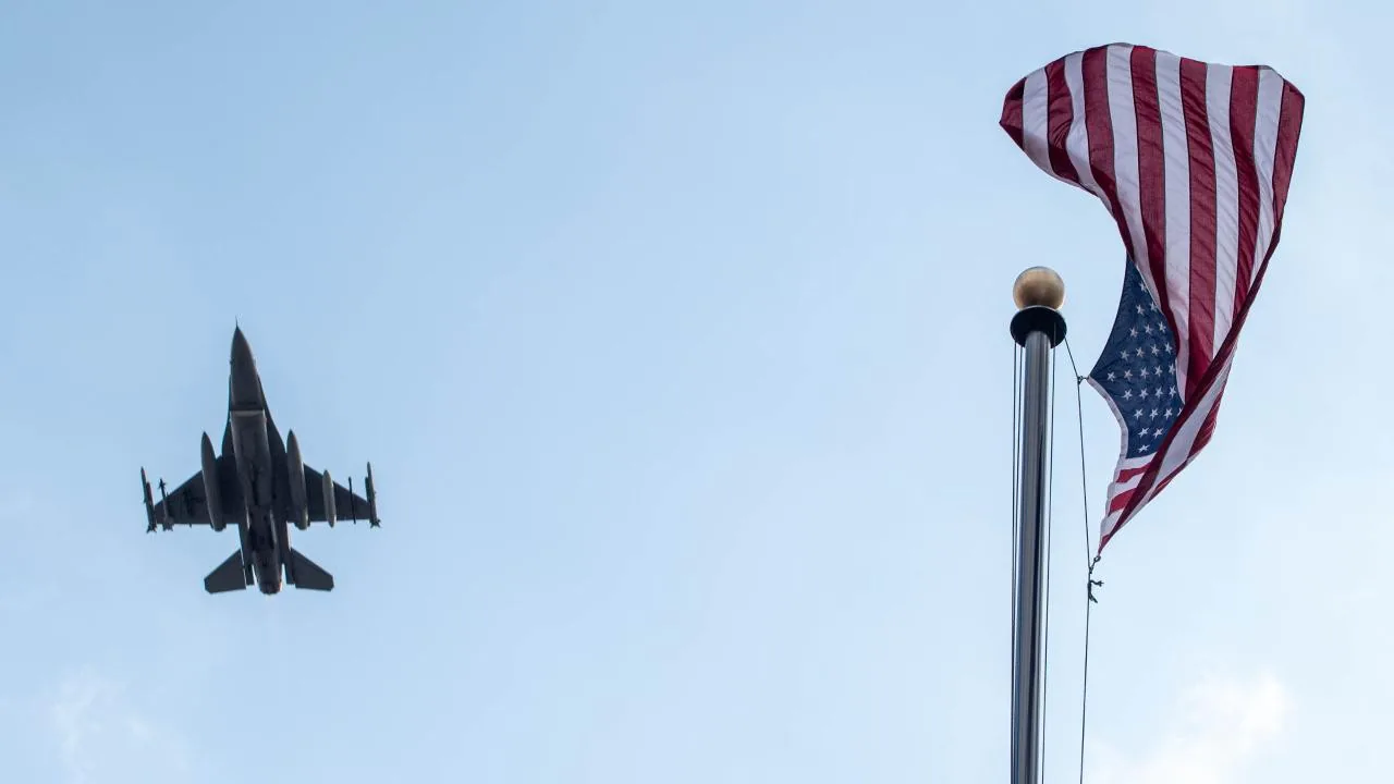Michigan'de F-16 eğitim uçuşunda düştü: Pilot güvenli kurtarıldı Michigan'de F-16 eğitim uçuşunda düştü: Pilot güvenli kurtarıldı