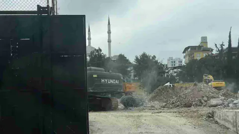 Gaziantep'te 40 Yıllık Abdulkadir Konukoğlu Anadolu Lisesi Yıkılıyor: Deprem Hasarı Nedeniyle Tarihe Karıştı