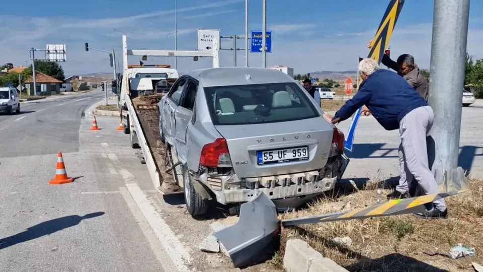 Alaca'da kırmızı ışık ihlali: Kamyon iki otomobile çarptı, sürücünün ehliyeti 2 ay durdu görseli