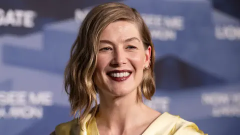Rosamund Pike'tan Tiyatroda Telefon Sitemi: Sanat ve Dijital Kopuş