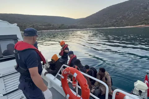 İzmir Urla'da sahil güvenliği operasyonu: Çılga Koyu'nda 30 düzensiz göçmen yakalandı