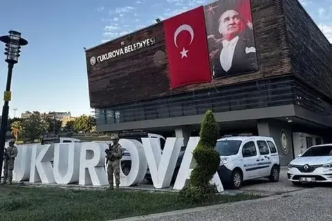Çukurova Belediye Başkanı Emrah Kozay görevden uzaklaştırıldı, kayyum kaymakam atandı